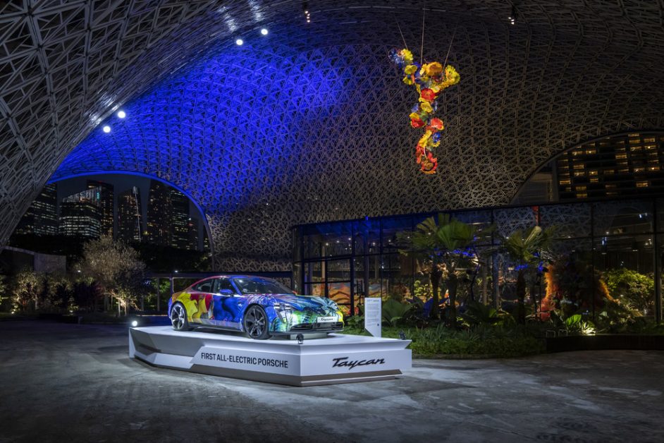 ปอร์เช่จัดนิทรรศการ Porsche Taycan electrifies Singapore’s Gardens by the Bay รวมกับนิทรรศการ Dale Chihuly: Glass in Bloom