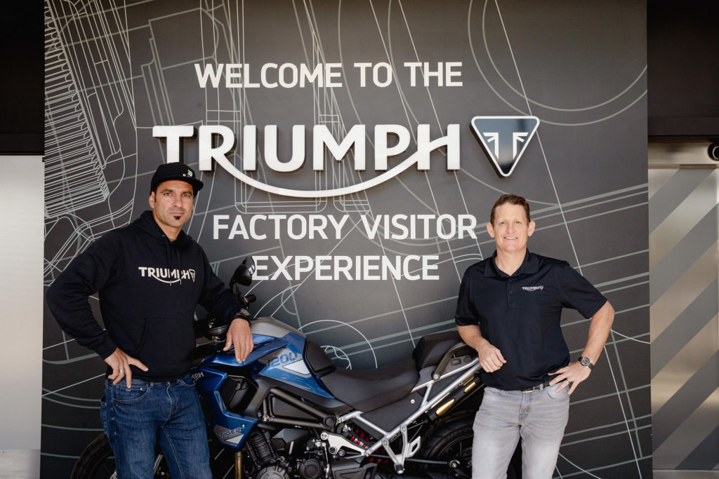 ริคกี้ คาร์ไมเคิล และ อิวาน เซร์บันเตส เข้าร่วมการทดสอบและการพัฒนารถจักรยานยนต์ออฟโรดที่สำนักงานใหญ่ไทรอัมพ์