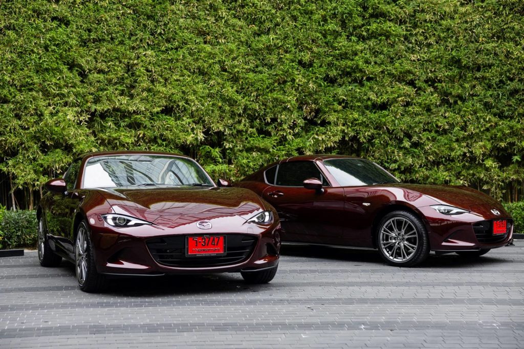 มาสด้าส่งมอบ MX-5 รุ่นพิเศษครบรอบ 35 ปี ให้ผู้บริหารสโมสรนครราชสีมา มาสด้า เอฟซี