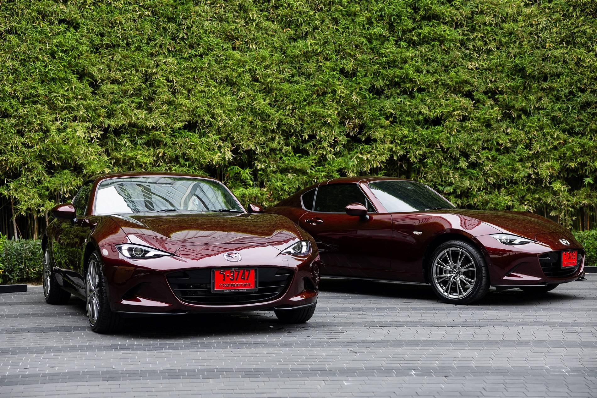 มาสด้าส่งมอบ MX-5 รุ่นพิเศษครบรอบ 35 ปี ให้ผู้บริหารสโมสรนครราชสีมา มาสด้า เอฟซี
