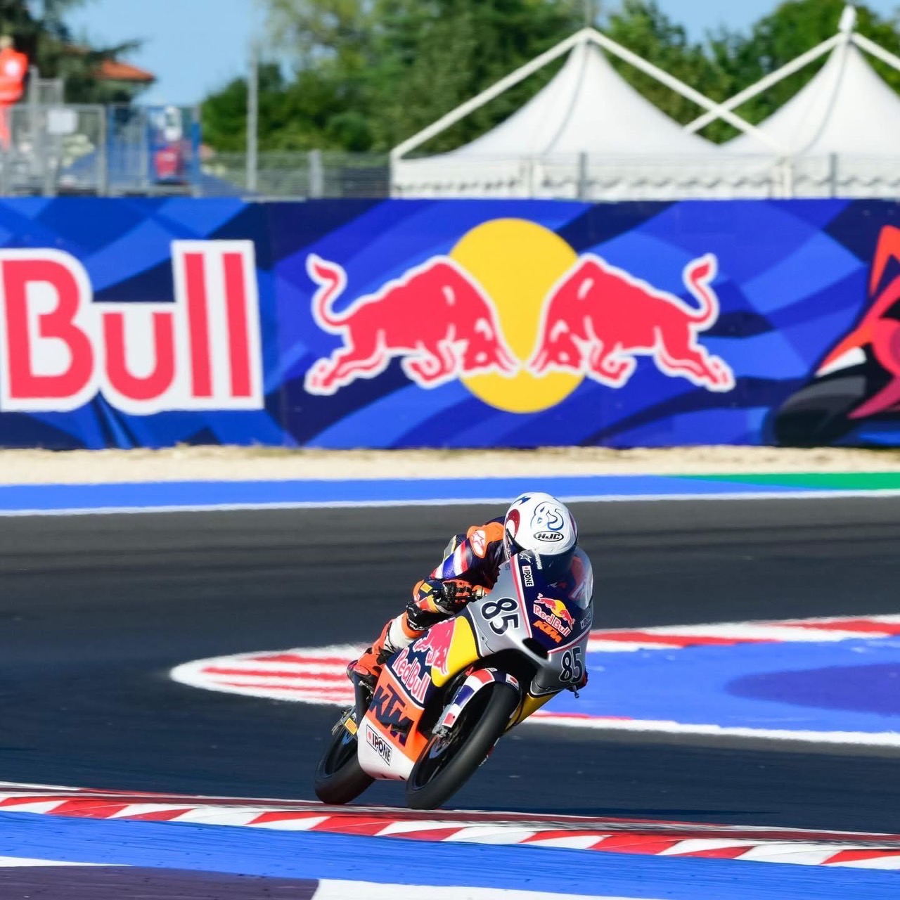 “ไม้คิว-เกียรติศักดิ์” ปิดท้ายฤดูกาลด้วยผลงานเยี่ยม คว้า 58 แต้มจาก Red Bull MotoGP Rookies Cup 2025