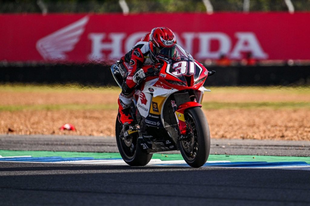 ธงชาติไทยโบกสะบัด “มิกซ์-ธนัช” คว้าวินเนอร์โพเดียม ARRC กระหึ่มโฮมเรซ!